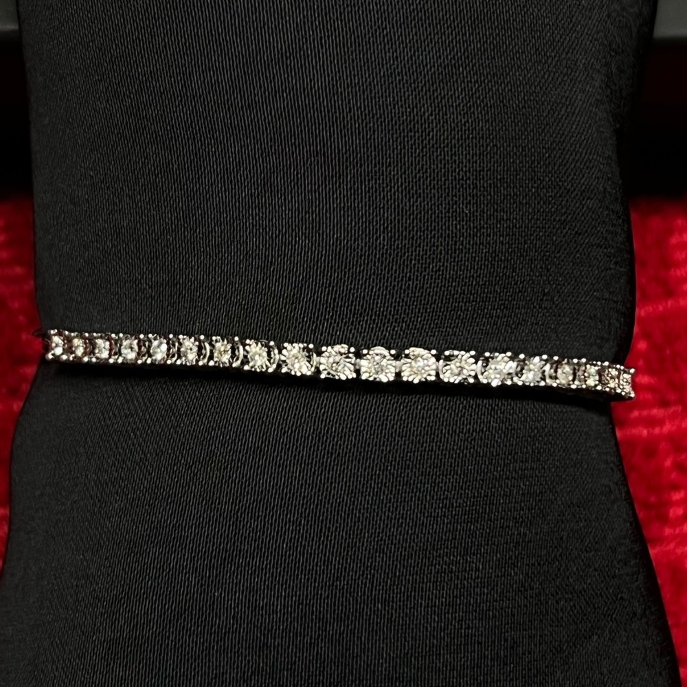 Beautiful Zales 1/4 CTTW Diamond 925 Sterling Silver Bolo Bracelet